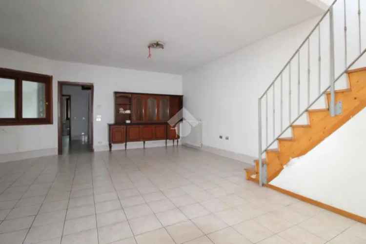 Villa Bifamiliare con Laboratorio da Ristrutturare