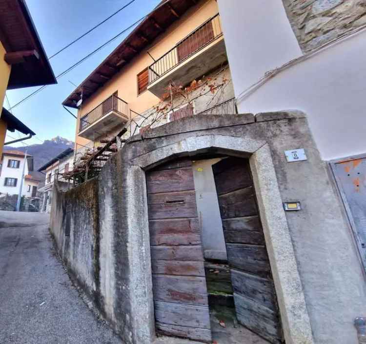 Casa indipendente a Casale Corte Cerro da rimodernare