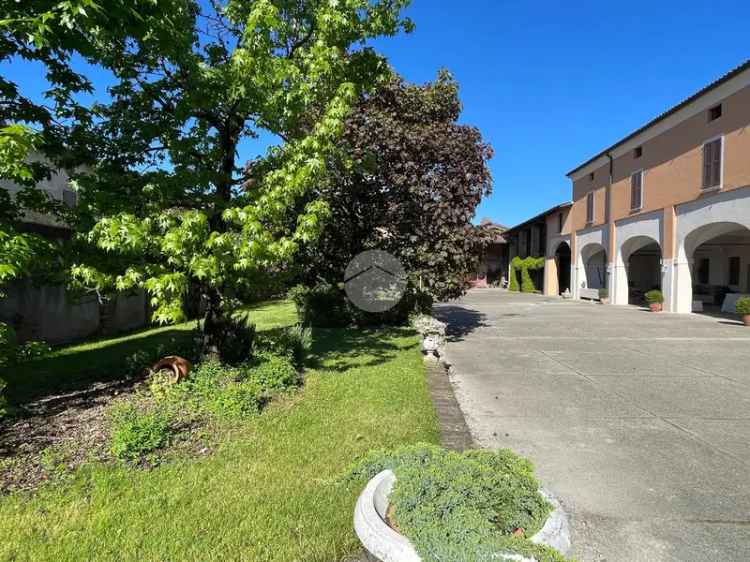 Cascina in Vendita Corticelle B&B 4 Camere Giardino Deposito