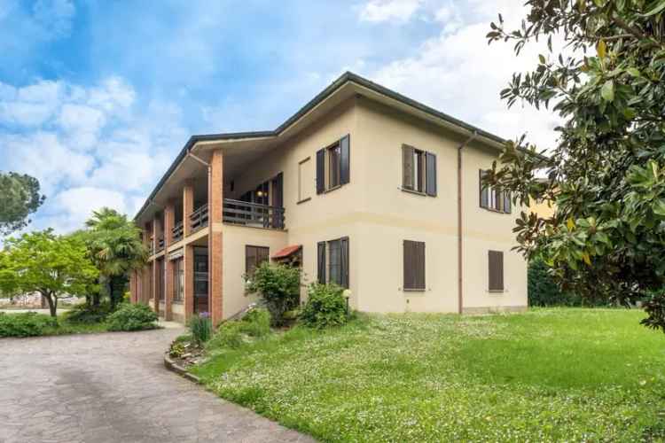 Villa Bifamiliare Bellusco 2 Appartamenti Giardino Deposito