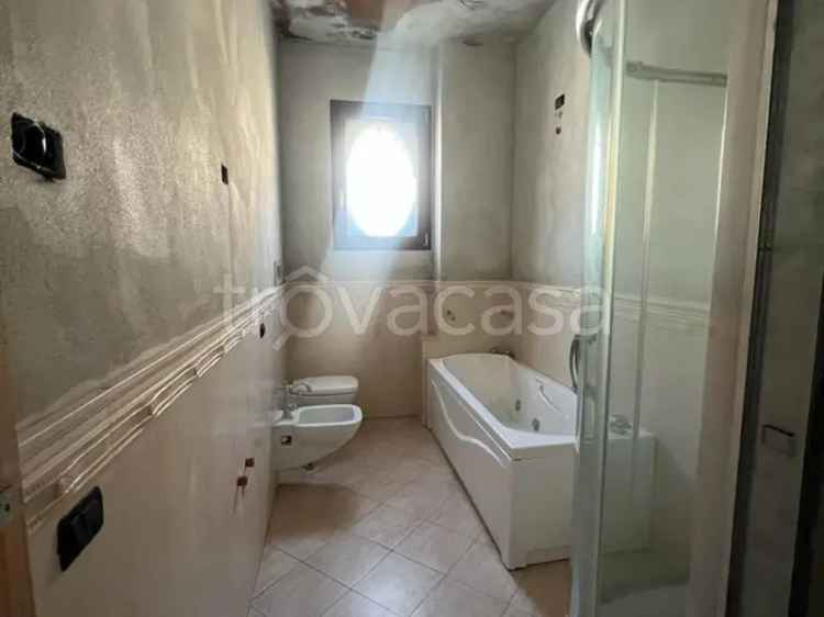 Casa indipendente a Verolavecchia: due appartamenti e giardino