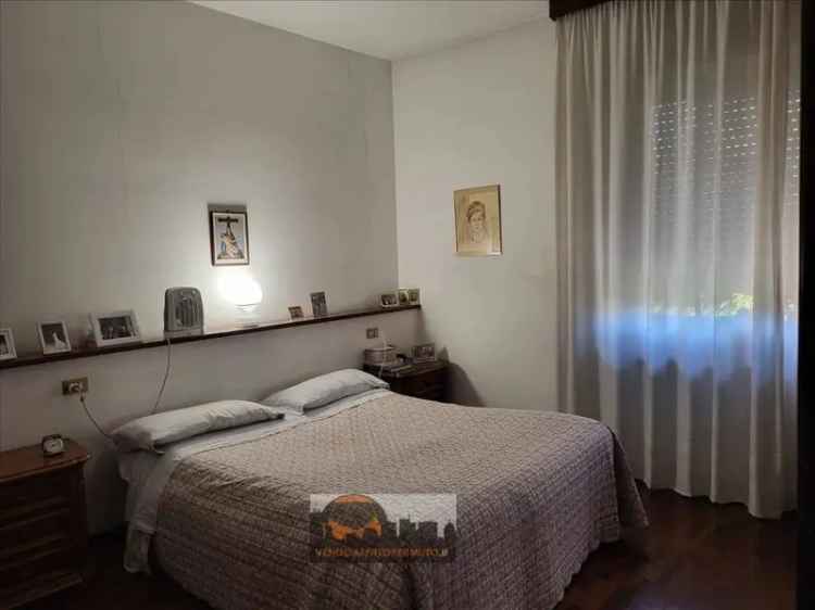 Villa Bifamiliare Chiari Spaziosa con Terrazzo e Taverna