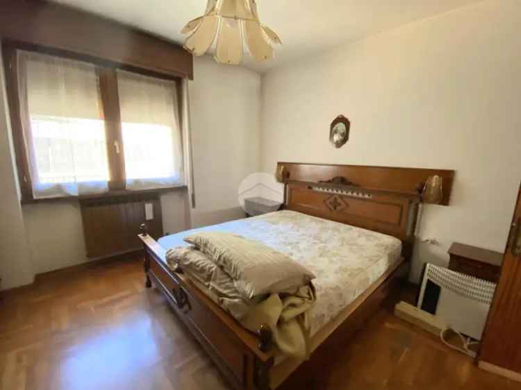 Casa Indipendente Malonno: 3 Appartamenti con Terreno e Magazzino