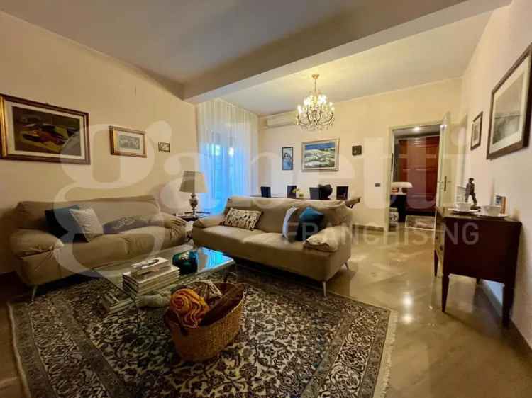 Ampio Appartamento con Terrazzo a Piacenza