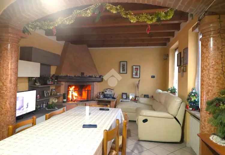 Bifamiliare Roverbella: 2 Camere, Giardino, Triplo Box Auto