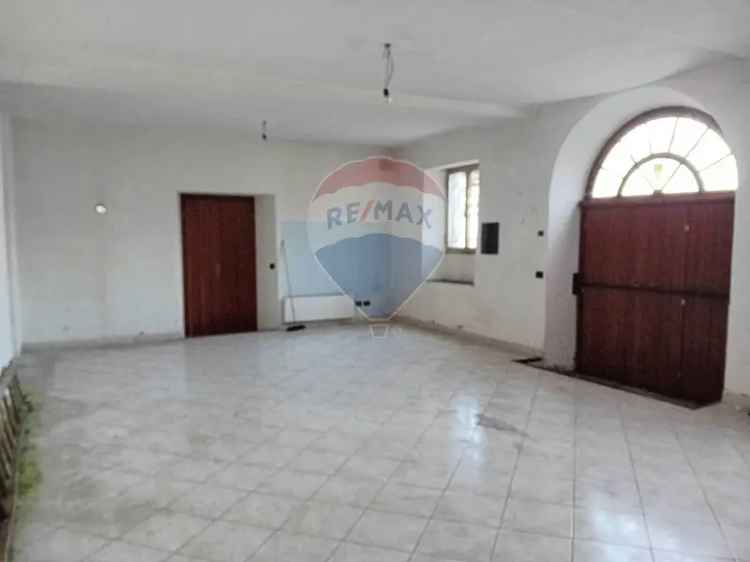 Casa indipendente a Carnago - 2 appartamenti e laboratorio