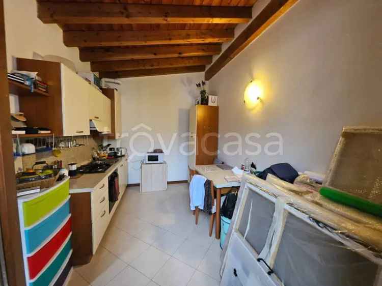 Casa Indipendente a Nave: Tre Appartamenti con Giardino