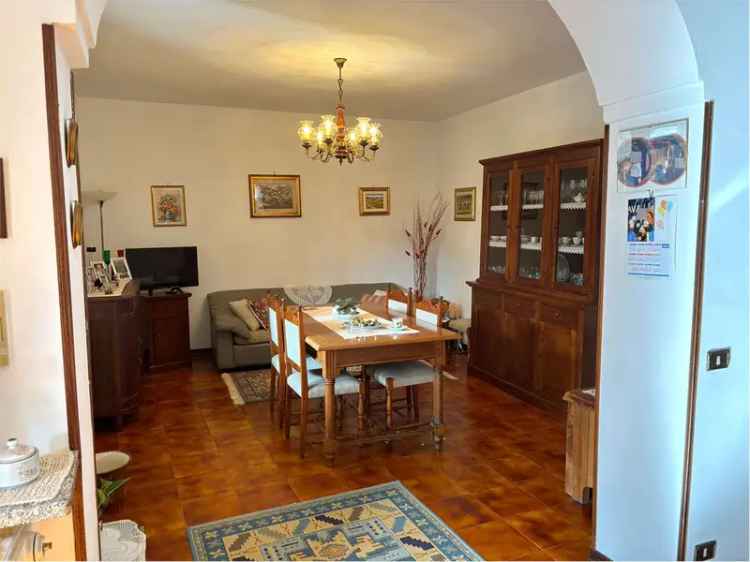 Casa in Vendita Cureggio 3 Livelli con Taverna e Terrazzo