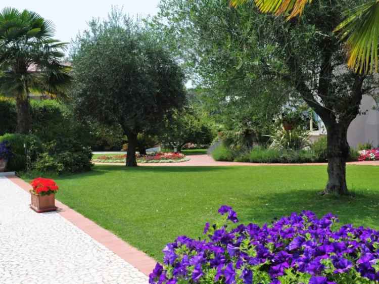Villa di lusso a Iseo con piscina e giardino