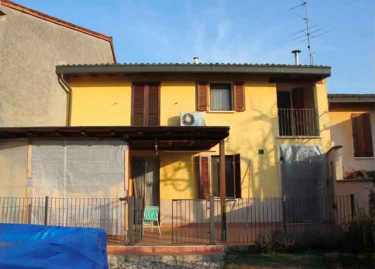CASA SINGOLA CON 3 CAMERE, GIARDINO  E AUTORIMESSA