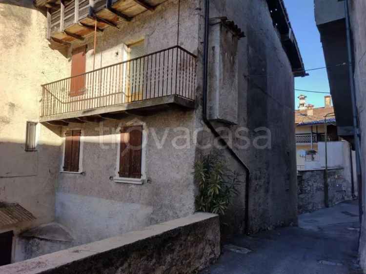 Casa Indipendente a Idro: Ampio Caseggiato con Vista Lago