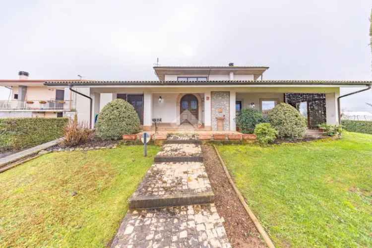 Villa singola con giardino e finiture di lusso