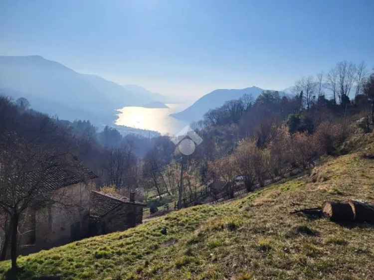 Rustico vista lago a Sale Marasino da ristrutturare