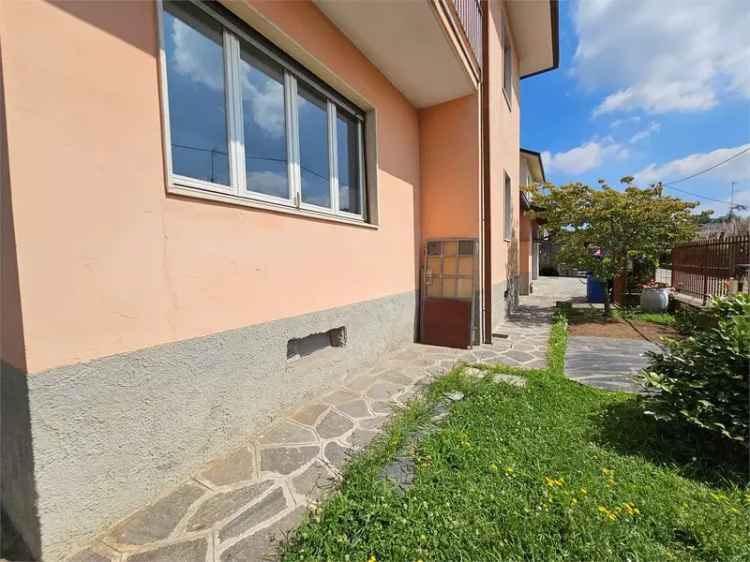 Villa singola Montano Lucino 3 camere 3 box auto terrazzo