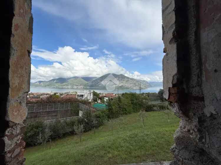 Rustico con Vista Lago a Iseo: Ristrutturazione con Giardino