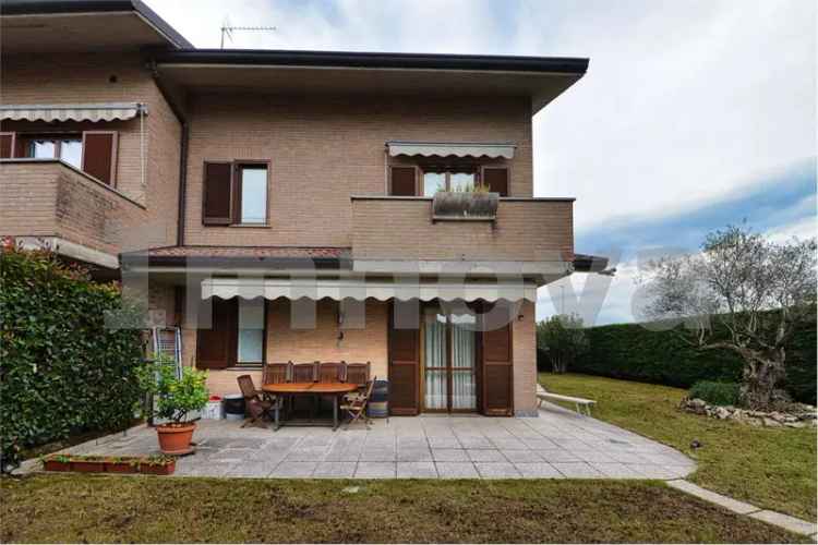 Villa in Vendita a Cabiate con Giardino