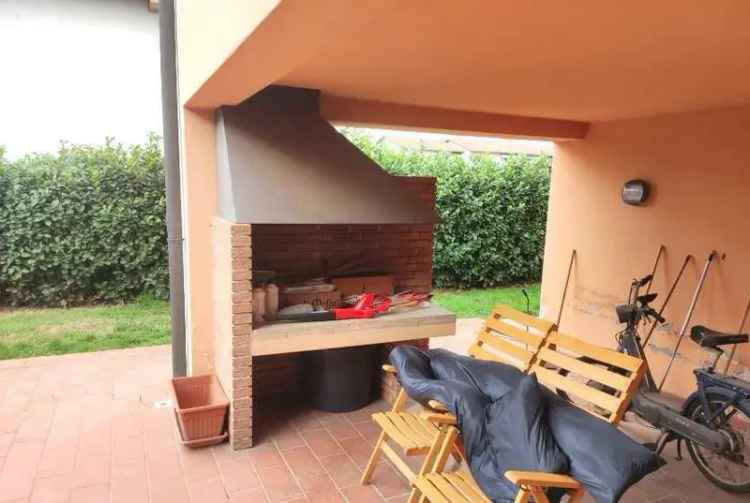 Villa con Giardino e Garage in Vendita