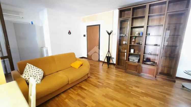 Trilocale Arredato in Affitto 12 Mesi