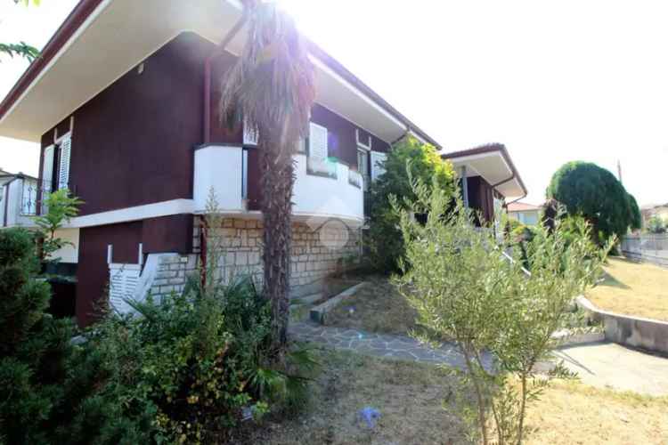 Villa Singola in Vendita con Giardino e Box Triplo