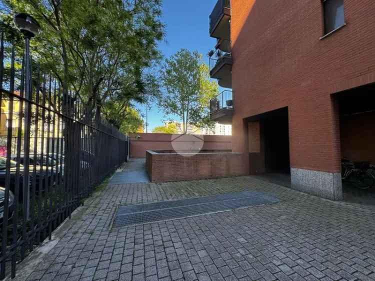 Box Auto in Affitto a Milano Giambellino 17 mq