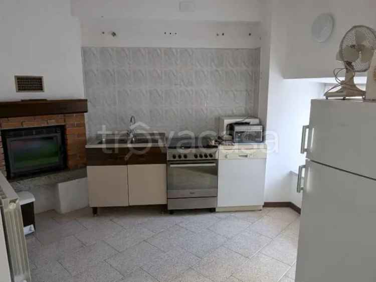Casa Indipendente a Sellero: 3 Piani con Camino e Cantina