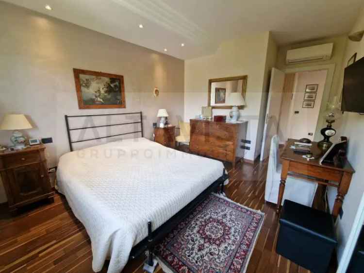 Villa Bifamiliare Rezzato con Piscina e Giardino