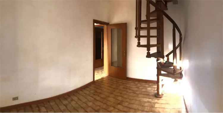 Capiago Intimiano: Porzione di Casa da Ristrutturare