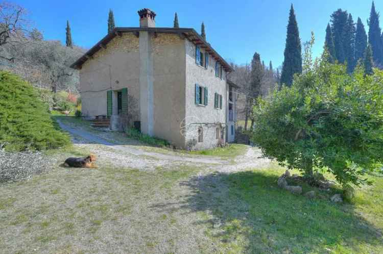 Casa in campagna con vista lago e terreno agricolo