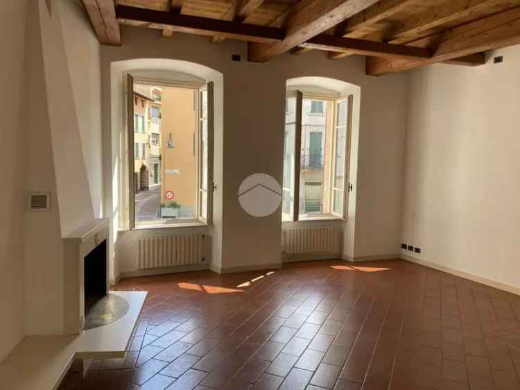 Trilocale Iseo Centro Affitto Luminoso Travi Vista Parquet