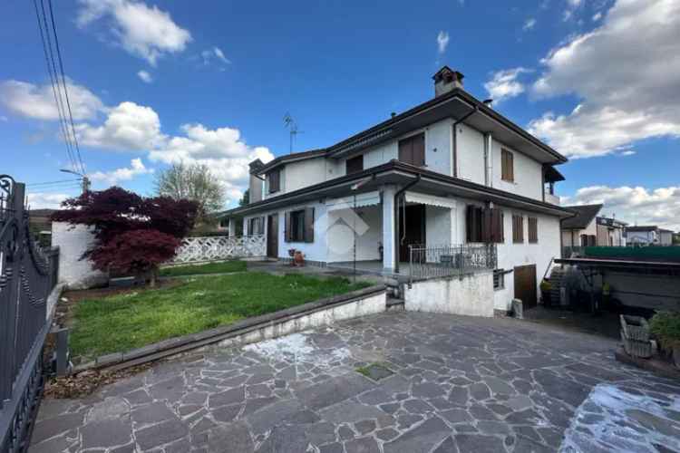 Villa Bifamiliare con Giardino - Due Appartamenti Trilocali