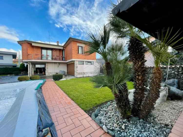 Villa Singola con Piscina e Giardino a Pontoglio
