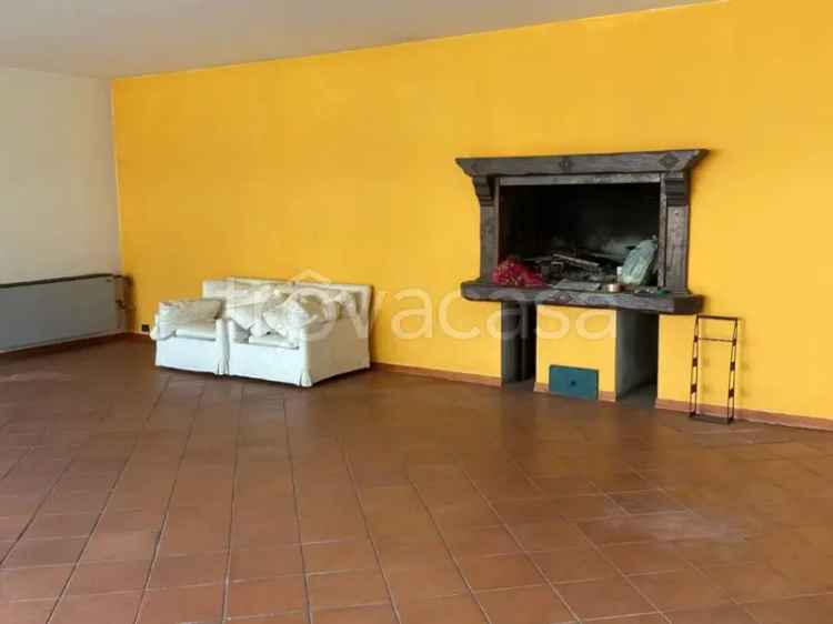 Villa in Vendita a Cellatica con Giardino di 1800 mq