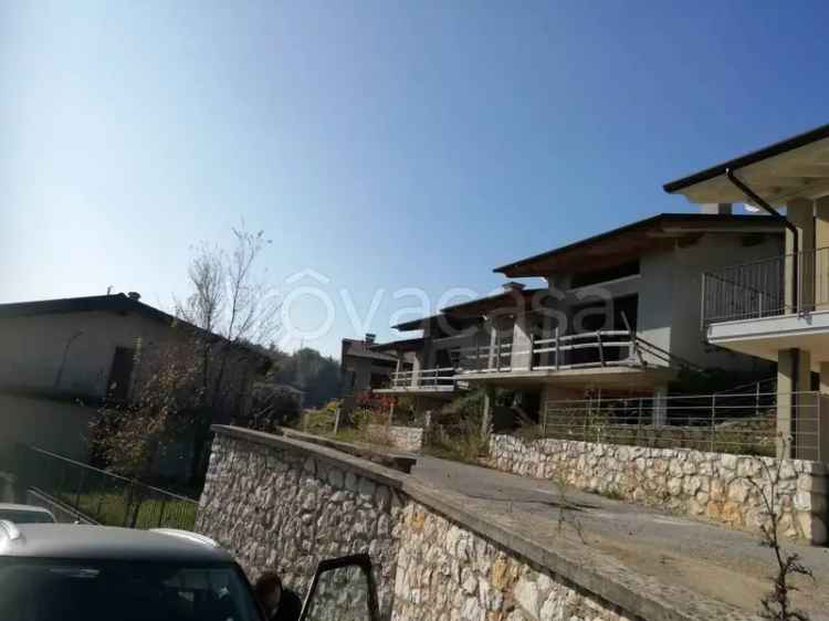Villa in Vendita a Serle con Giardino e Vista Lago