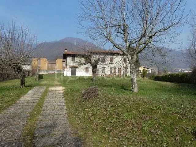 Villa in Vendita a Caino Ideale per Due Famiglie