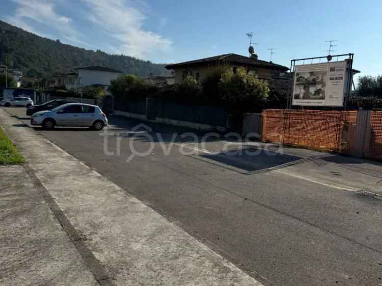 Appartamento in Vendita a Cellatica: Trifamiliare con Giardino e Box Doppio