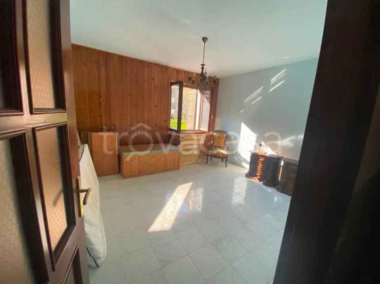 Villa Bifamiliare Sarezzo: Due Appartamenti 120mq, Giardino e Fienile