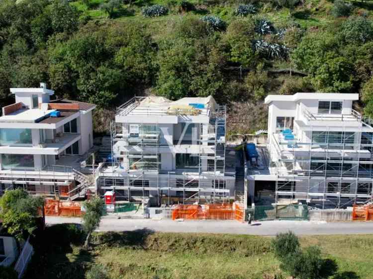 Villa di Lusso con Vista Lago a Toscolano Maderno