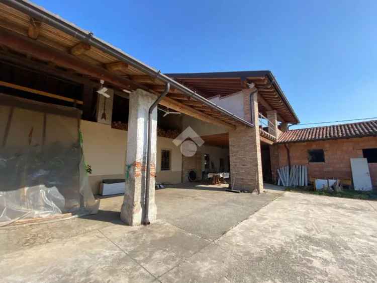 Rustico in Vendita a Pedrocca: Cascinale Indipendente con Dependance
