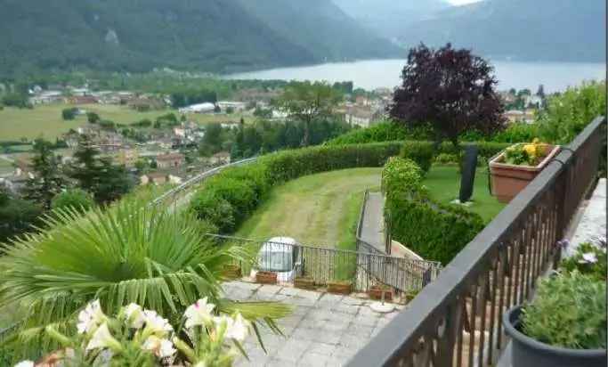 Villa Bifamiliare Vista Lago in Asta