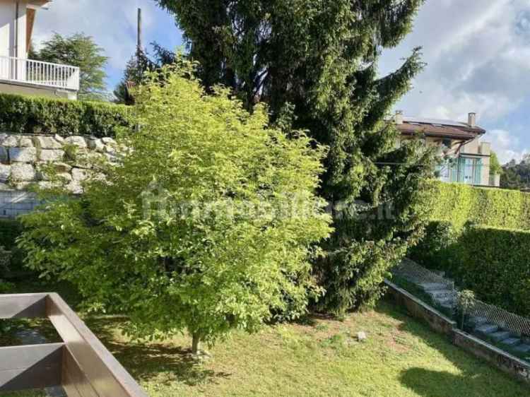 Villa in Vendita Varese - Ampia Villa con Giardino