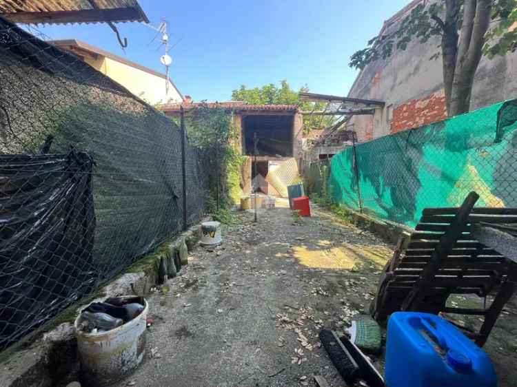 Rustico in Vendita Pràlboino: Ristrutturazione con Cortile e Orto