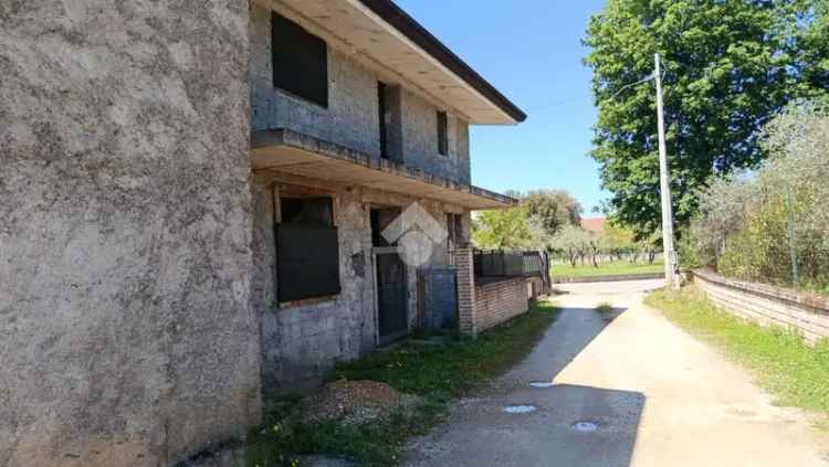 Rustico in Vendita a Tecchiena 100 mq