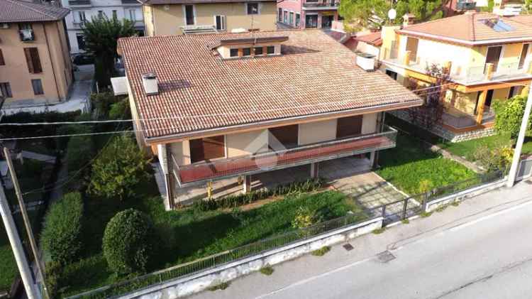 Villa Singola Anni 60 da Ristrutturare con Giardino a Nave