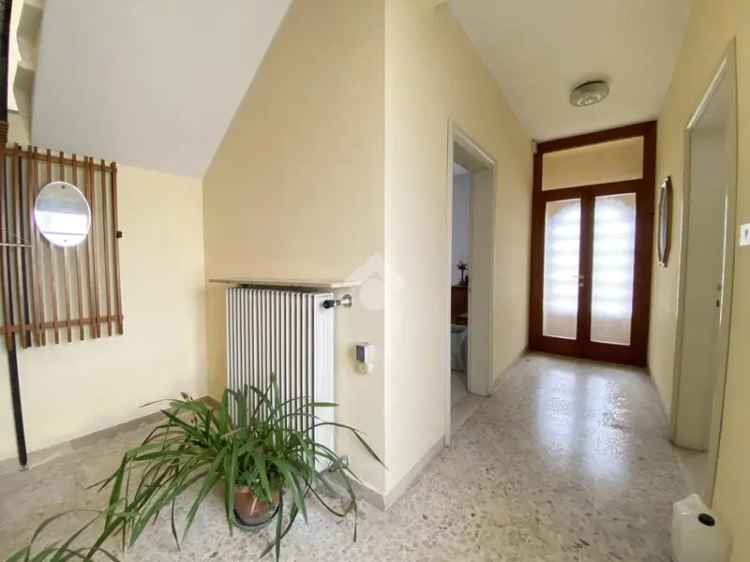 Villa a Schiera in Centro Storico con Giardino e Rustico