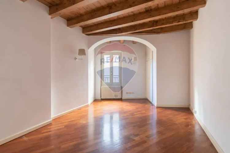 Bilocale Centro Storico con Terrazzino e Travi a Vista