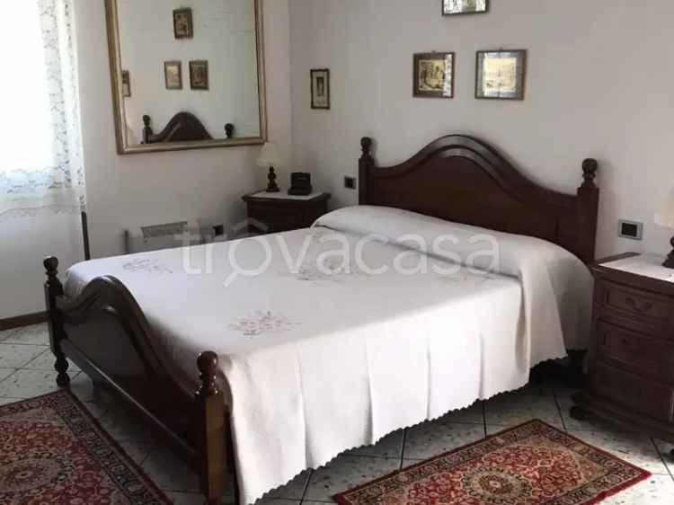 Villa Bifamiliare Bovegno: 2 Appartamenti, Giardino e Fotovoltaico