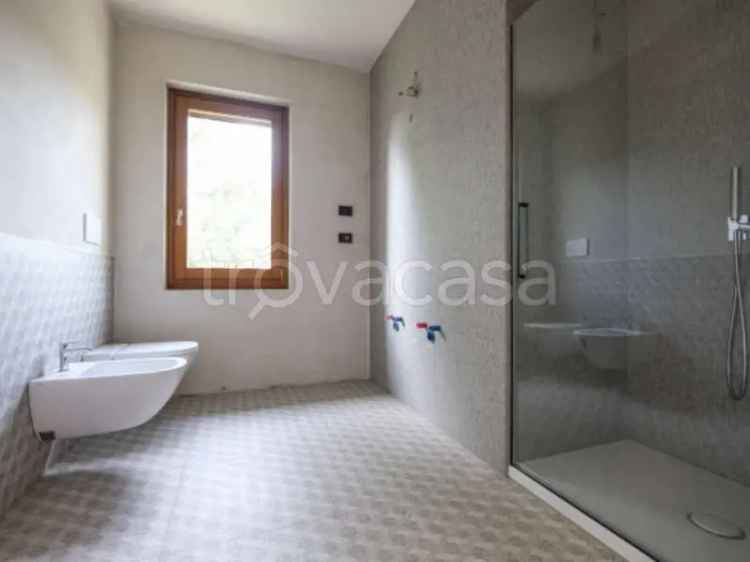 Villa singola con piscina e vista lago a Salò