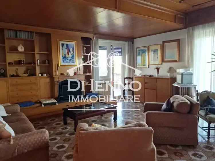 Trifamiliare in Affitto a Roma Case e Campi