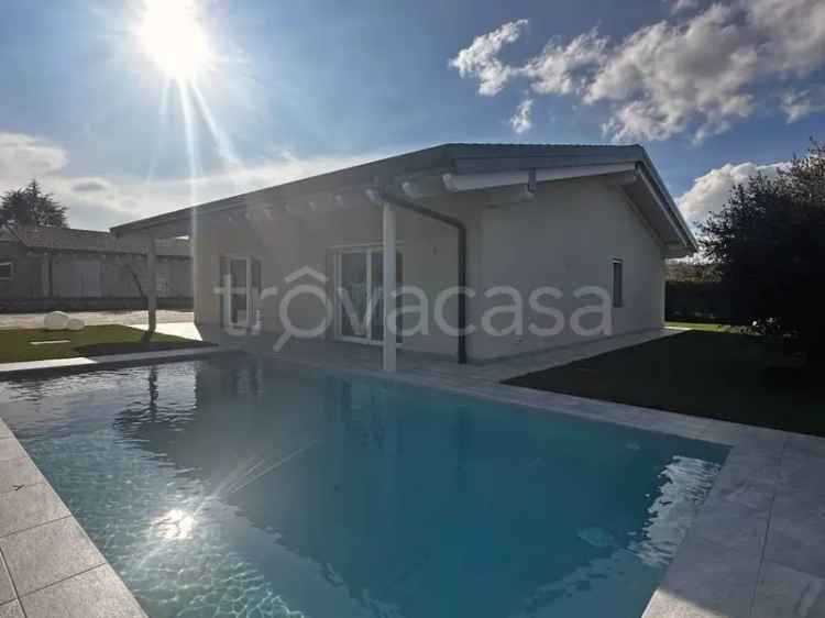 Villa singola moderna a Manerba del Garda con piscina e giardino