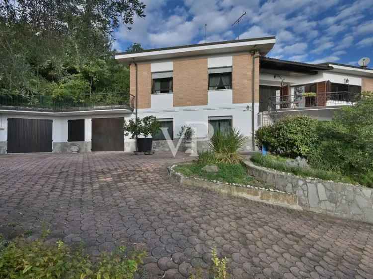 Villa con Vista Lago a Salò 4 Camere 3 Bagni